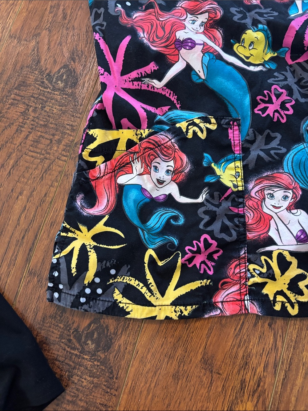 Disney Bundle lot of 2 scrub top both size M no flaws lion king little mermaid - Picture 4 of 9